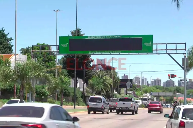 Instalaron una “pantalla informativa dinámica” en el acceso a Paraná: aclaran que “no es para foto-multas”