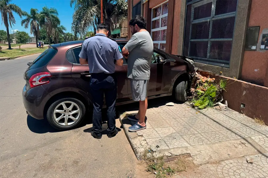Un automovilista perdi&oacute; el control y choc&oacute; contra un comercio