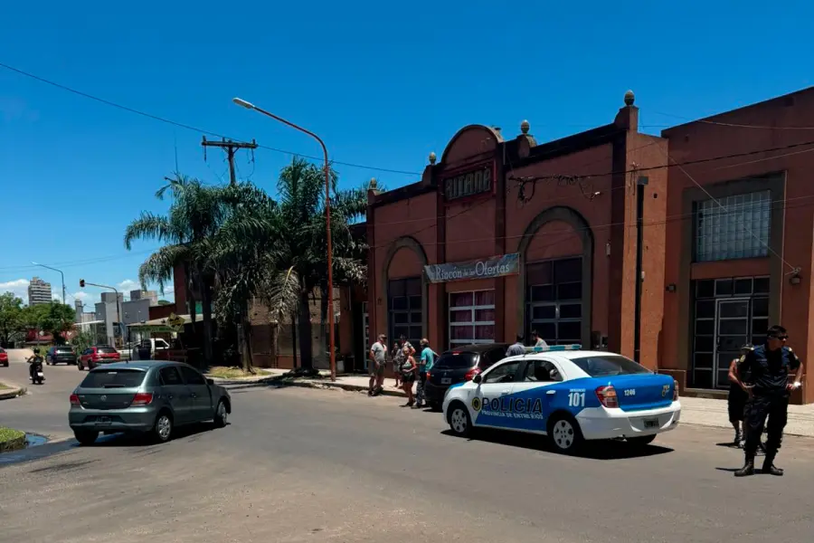 Un automovilista perdi&oacute; el control y choc&oacute; contra un comercio