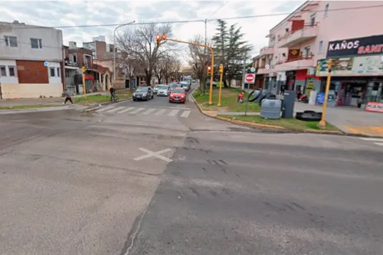 Falleció un motociclista tras chocar contra un poste en Paraná: la identidad de la víctima
