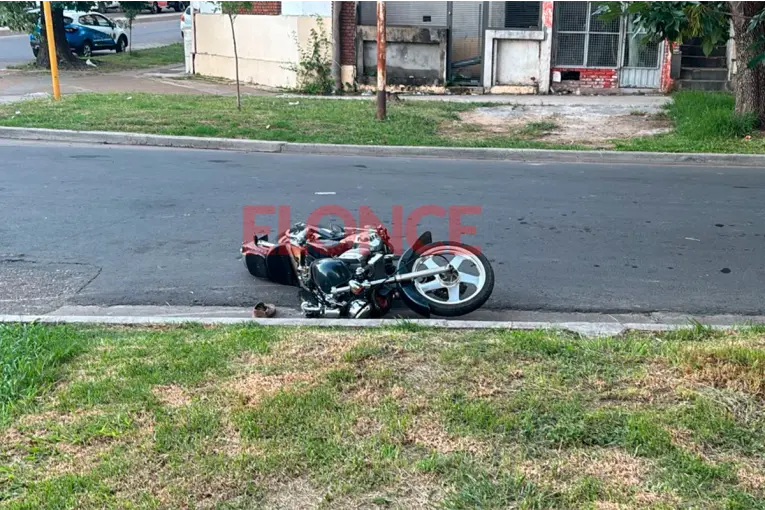 Falleció un motociclista tras chocar contra un poste en Paraná | Elonce.com