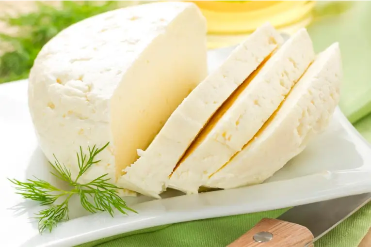 Alertaron por una bacteria en queso de una de las marcas más conocidas: los riesgos en la salud