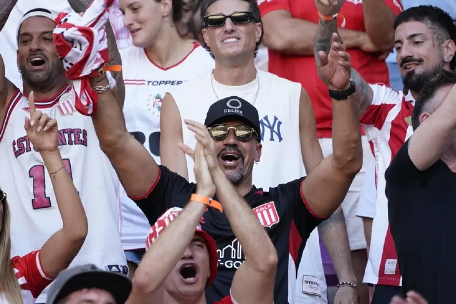 Sebasti&aacute;n &ldquo;Brujita&rdquo; Ber&oacute;n, festej&oacute; desde las tribuna (foto: Fernando de la Orden, Clar&iacute;n)