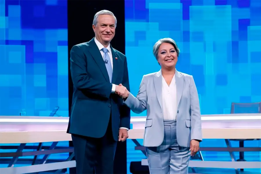 Jeannette Jara y Jos&eacute; Antonio Kast, en el &uacute;ltimo debate por TV, el martes (foto: EFE)