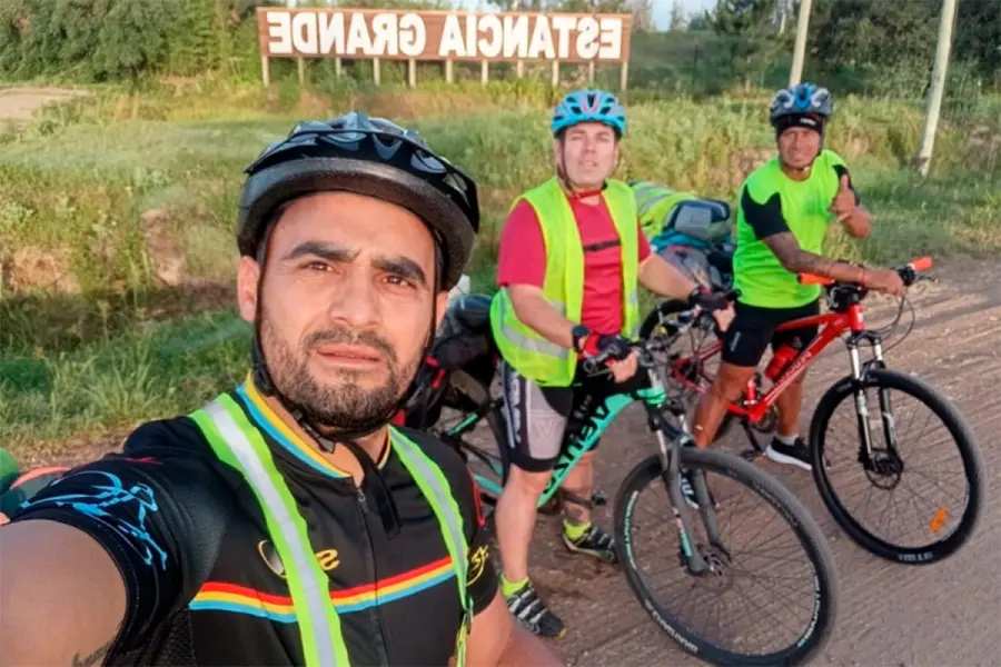 Salas, &Aacute;ngel y Cardozo antes de salir del Departamento Concordia (foto Diario R&iacute;o Uruguay)