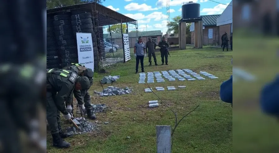 Atropell&oacute; a un gendarme y lo detuvieron con casi 100 kilos de coca&iacute;na escondidos en mesas de cemento