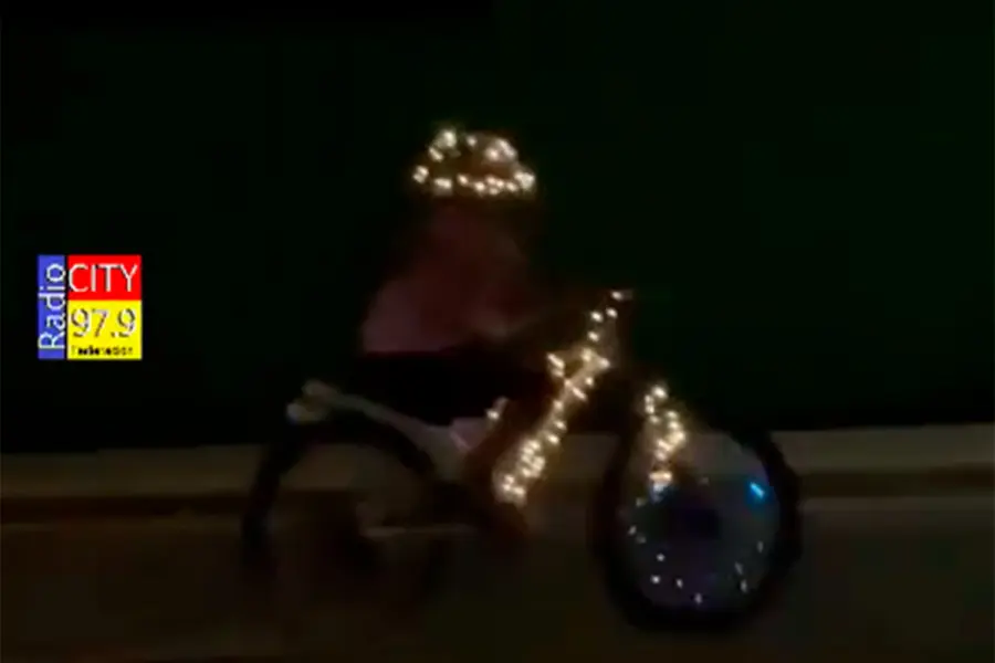 Ni&ntilde;o entrerriano decor&oacute; su bicicleta con luces navide&ntilde;as - Radio City