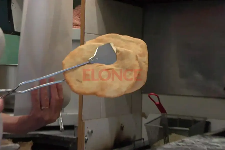 Madre e hija venden tortas fritas para pagar viaje de estudios