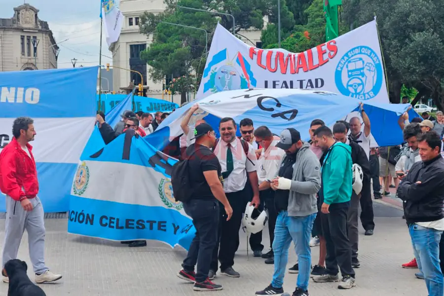 Protesta de UTA Entre R&iacute;os en Paran&aacute; (foto Elonce)
