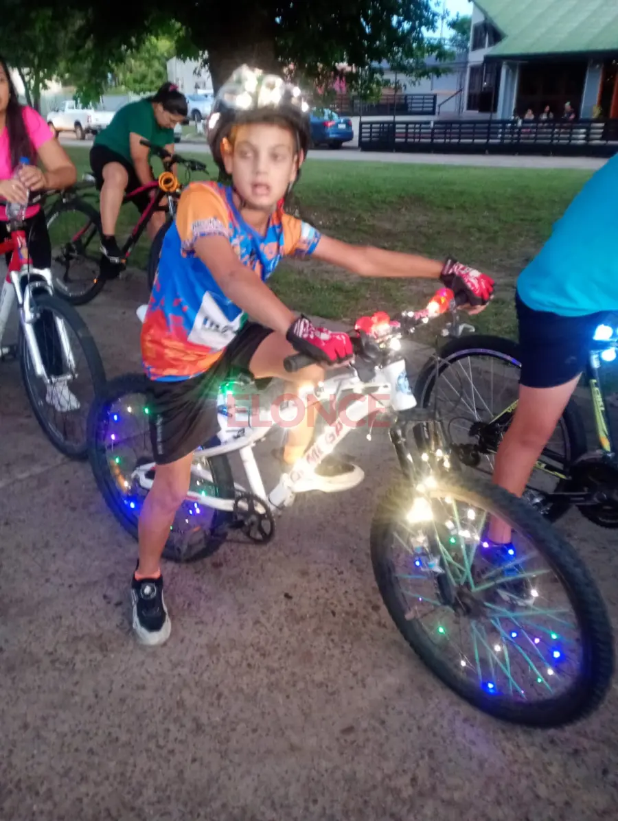Laureano recorre Federaci&oacute;n con su bicicleta iluminada con luces navide&ntilde;as (foto Elonce)