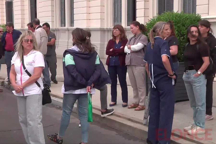 Manifestaci&oacute;n de profesionales de Salud P&uacute;blica frente a Casa de Gobierno (foto Elonce)