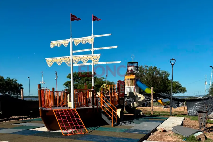 Instalan un barco pirata con toboganes en el Patito Sirir&iacute;