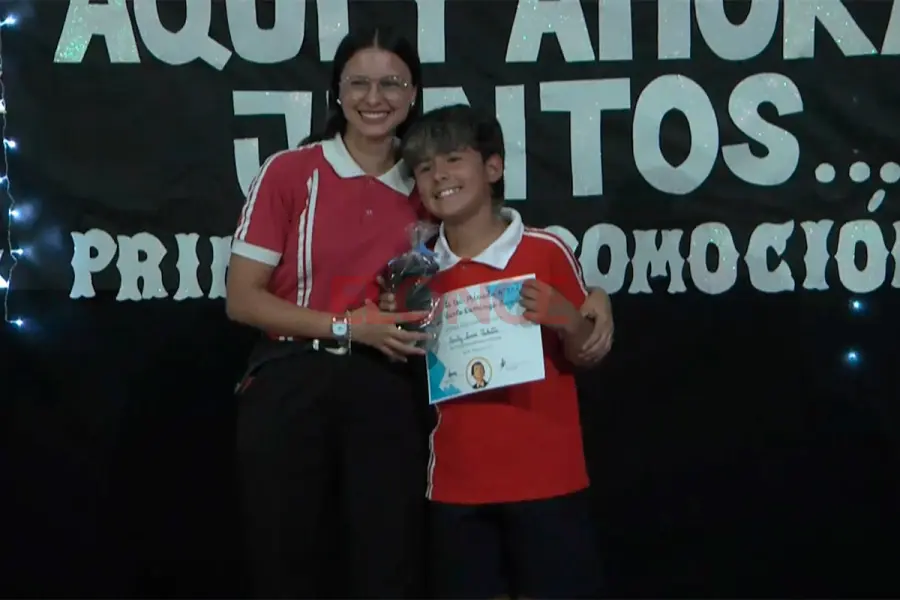 Uno de los certificados entregados. Foto: Elonce.