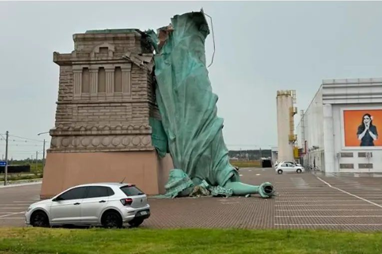 Impactante video: temporal derribaron la réplica de la Estatua de la Libertad en Brasil