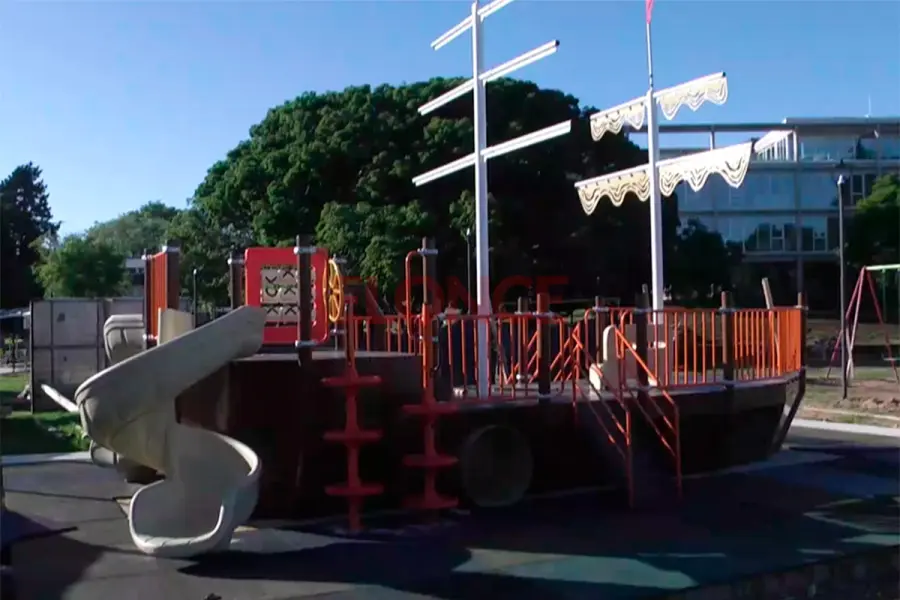 Instalan un barco pirata con toboganes en el Patito Sirir&iacute;