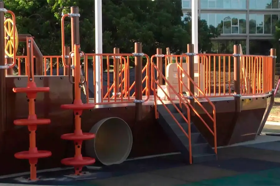 Instalan un barco pirata con toboganes en el Patito Sirir&iacute;