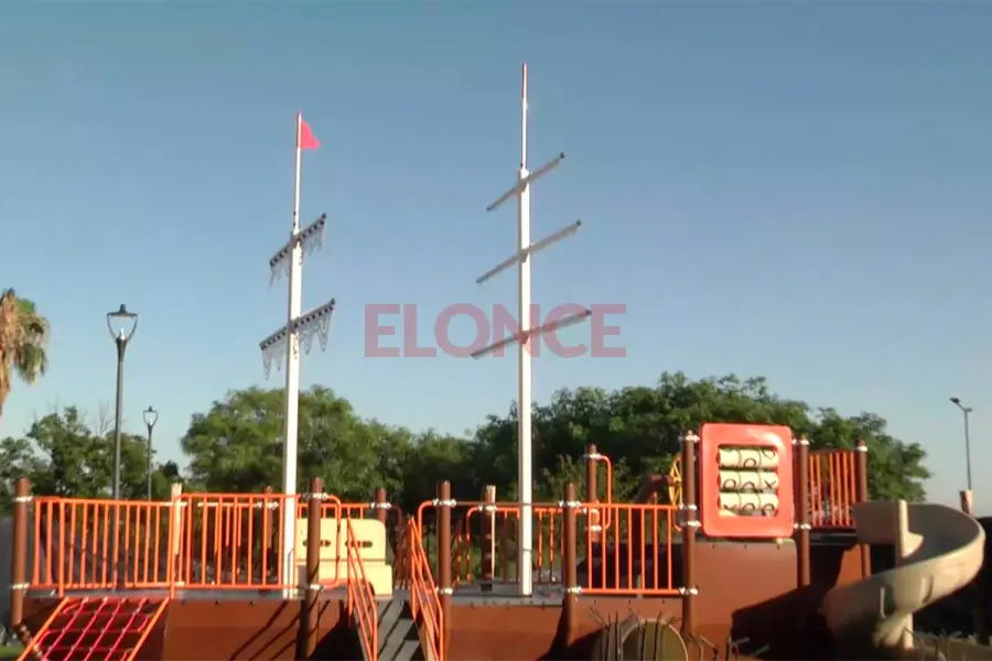 Instalan un barco pirata con toboganes en el Patito Sirir&iacute;