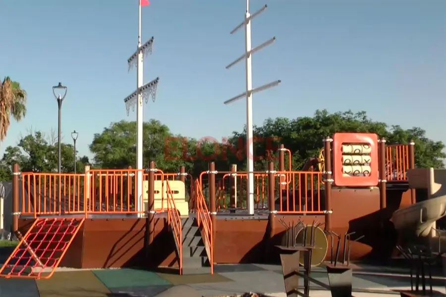 Instalan un barco pirata con toboganes en el Patito Sirir&iacute;