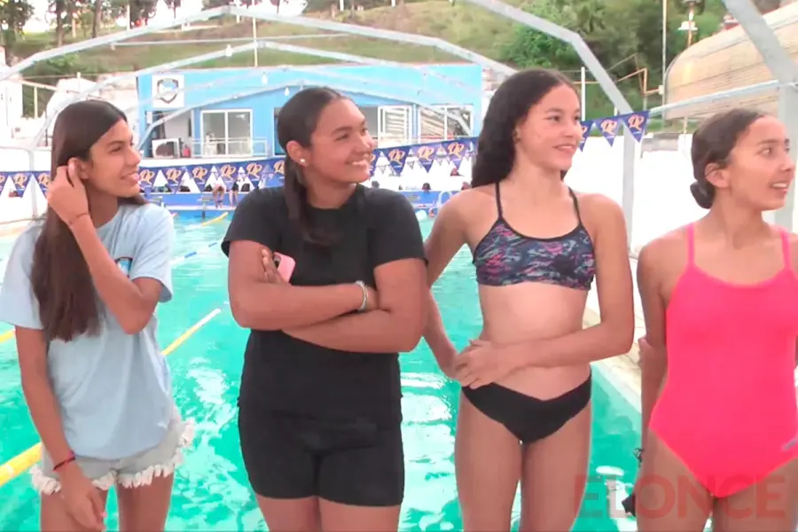 El equipo debi&oacute; dividirse para cumplir con los compromisos. Foto: Elonce