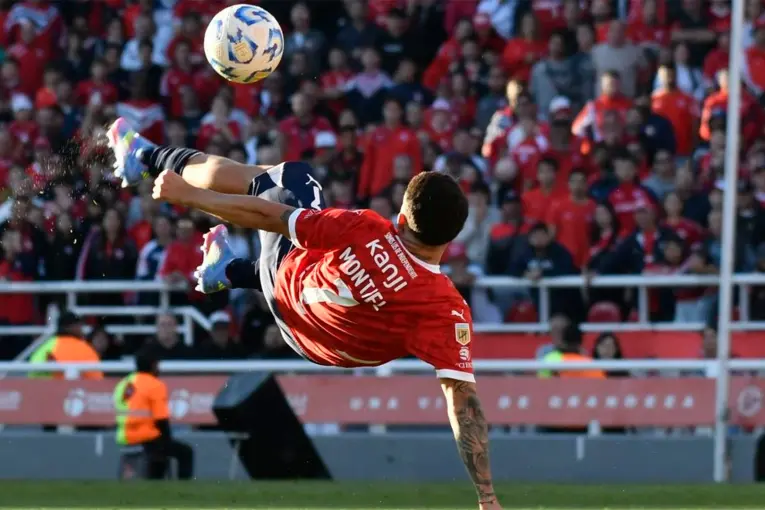 El argentino Santiago Montiel ganó el Premio Puskás por su espectacular chilena