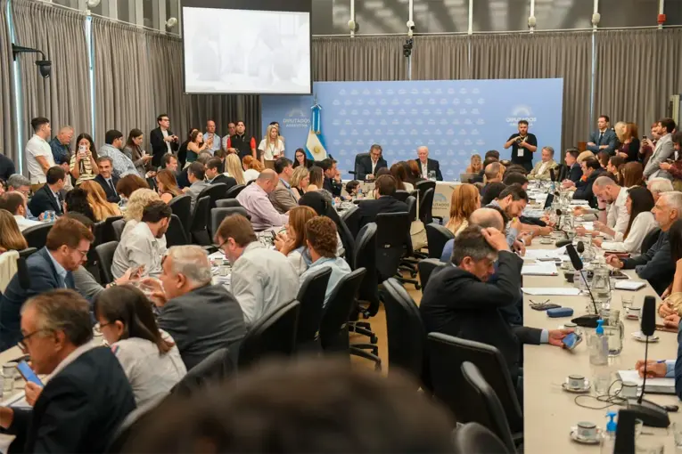 El oficialismo dio dictamen al Presupuesto y busca aprobarlo en una sesión exprés