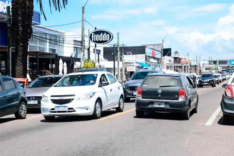 Argentinos reciben multas en dólares por infracciones cometidas en Punta del Este el verano pasado