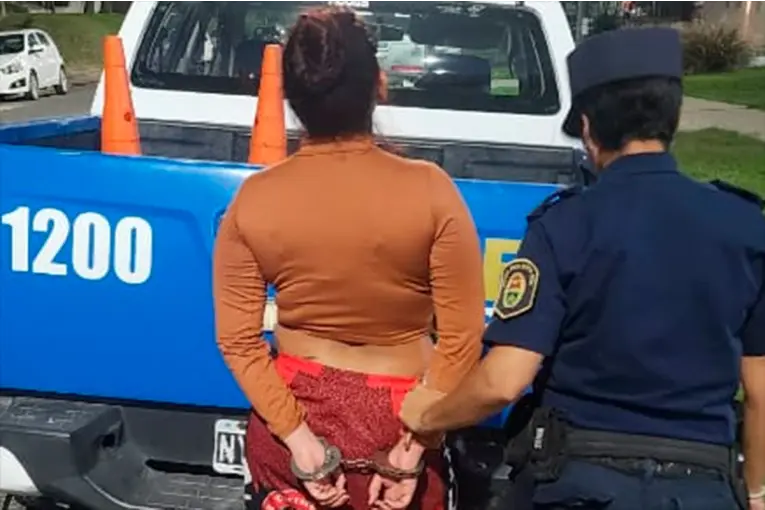 Mujer fue apuñalada tras denunciar incendio de vivienda en Paraná: la agresora quedó detenida