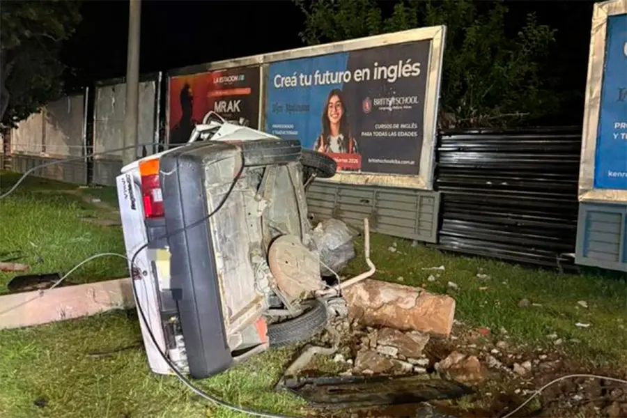 Un joven muri&oacute; una chica est&aacute; graves tras despiste y choque contra un poste