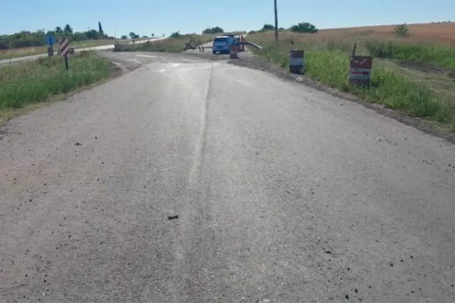 Auto choc&oacute; contra una barrera en un desv&iacute;o de la Ruta 18