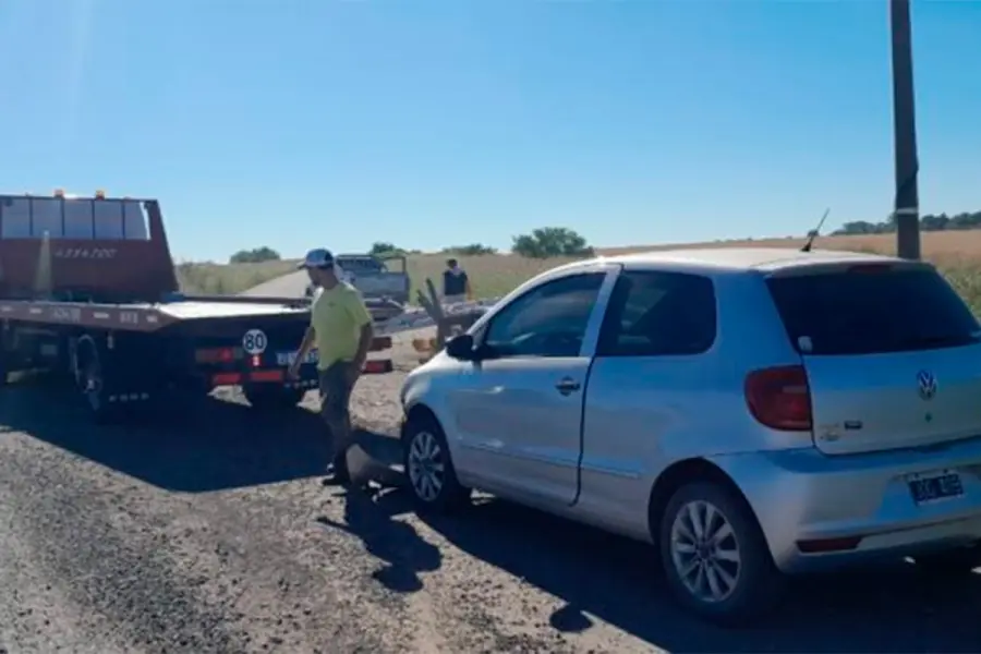 Auto choc&oacute; contra una barrera en un desv&iacute;o de la Ruta 18