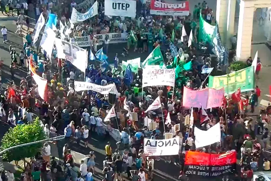 Marcha contra la reforma laboral en Paran&aacute; (foto Elonce)