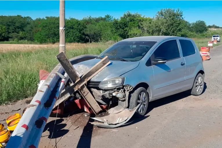 Auto chocó contra una barrera en un desvío de la Ruta 18