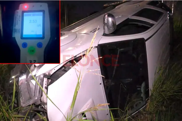 Un conductor alcoholizado chocó un auto estacionado y volcó su camioneta en calle Sarobe