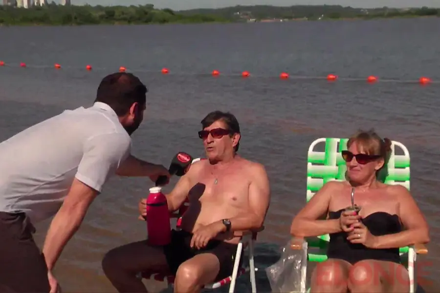 Juan y Mar&iacute;a, los primeros en disfrutar en Balneario Thompson (foto Elonce)