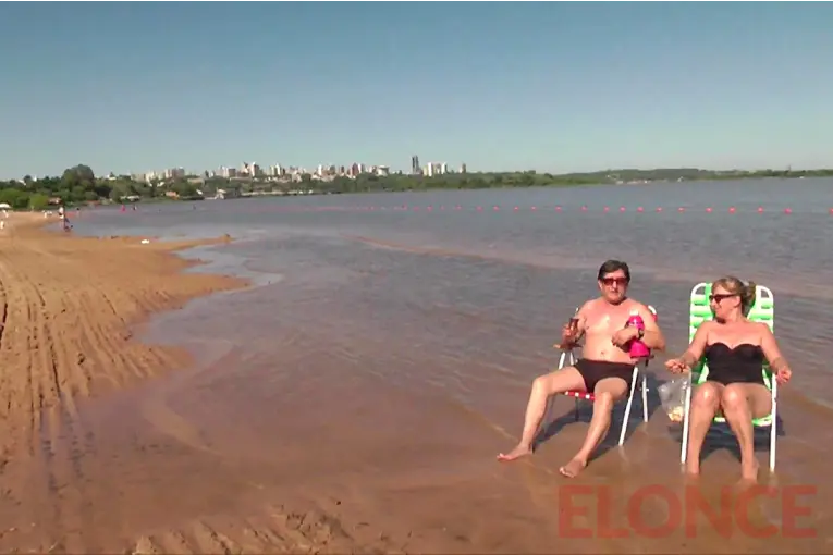 Vecinos disfrutan del ingreso al río en la playa del Thompson: “Somos privilegiados de poder volver a disfrutarla”