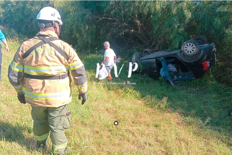 Conductora volcó su auto sobre Ruta 131, a la altura de Villa Fontana