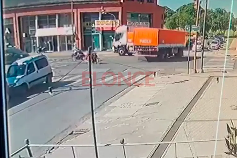 Peligro al volante: camión dobló en U sobre avenida Almafuerte de Paraná y quedó filmado