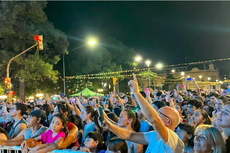 La movida presentación de Roze cierra 