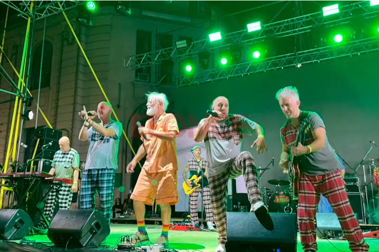 Viví 25 de mayo: La Bersuit hizo vibrar al público con sus éxitos en el centro de Paraná