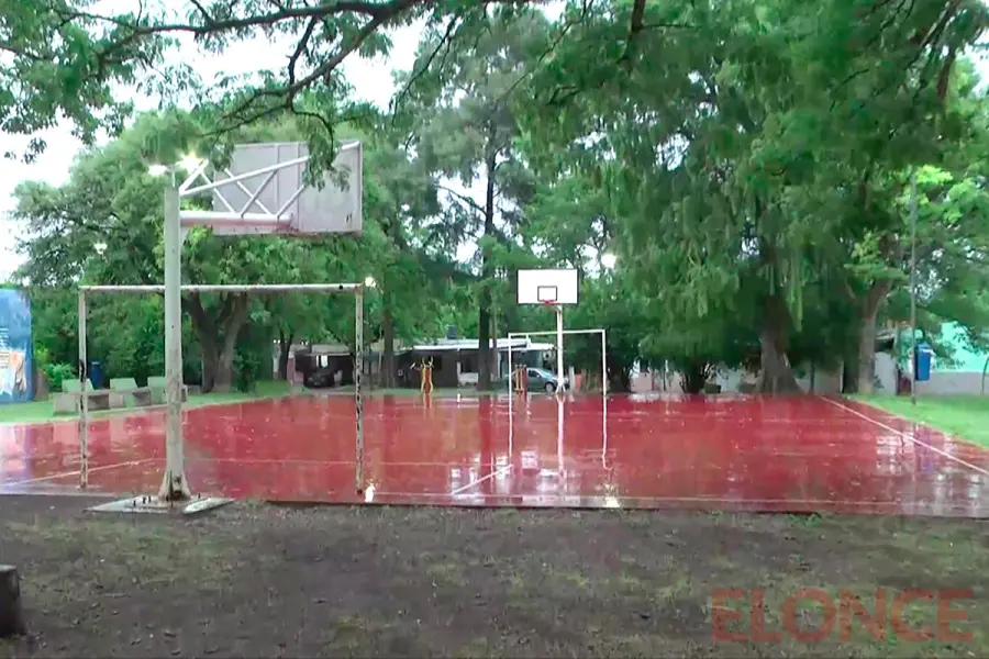 El play&oacute;n deportivo de la Ricardo G&uuml;iraldes de Paran&aacute; (foto Elonce)