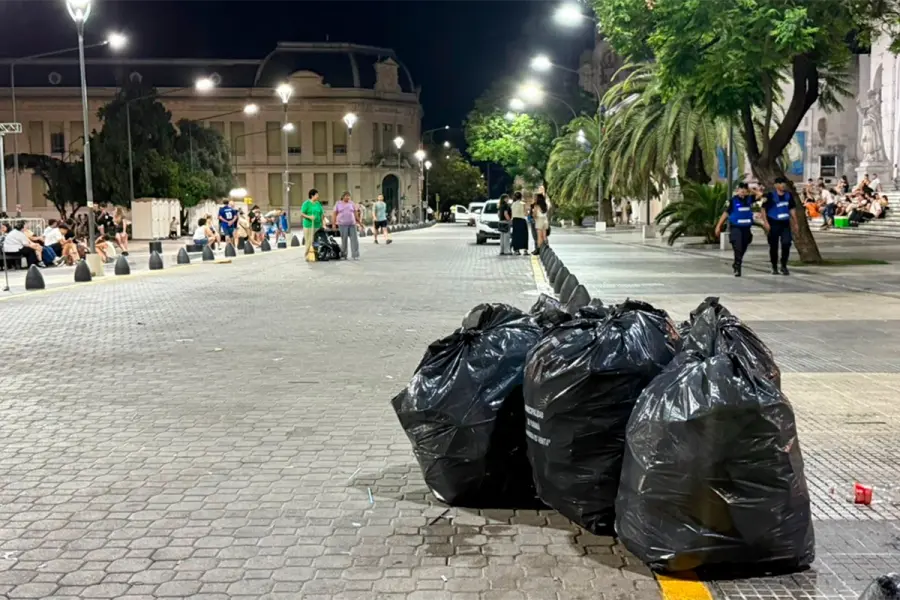 R&aacute;pida limpieza de calle 25 de Mayo (foto Municipalidad de Paran&aacute;)