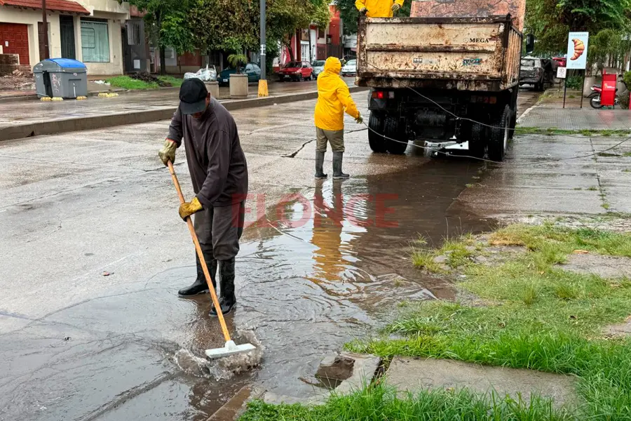 El trabajo de Defensa Civil para desobstruir bocas de tormenta (foto Elonce)