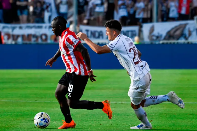 Estudiantes y Platense empatan en la final del Trofeo de Campeones