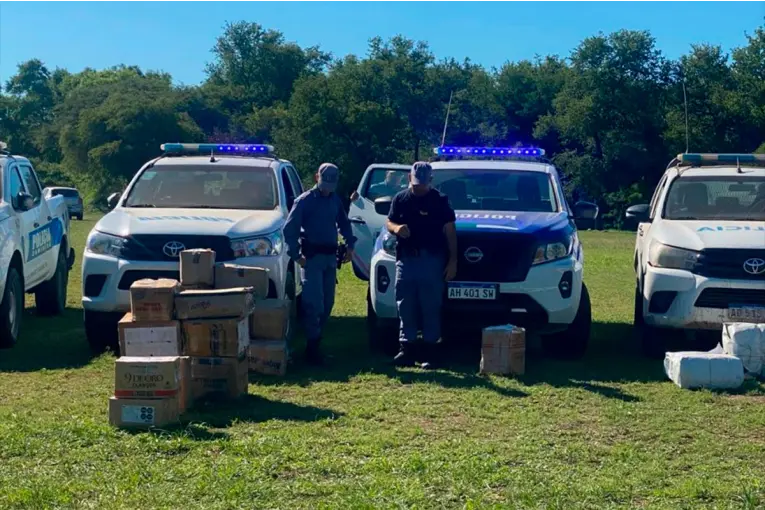 Detuvieron a siete policías por robar 9 kilos de cocaína de quema judicial en Chaco: el video que los delató
