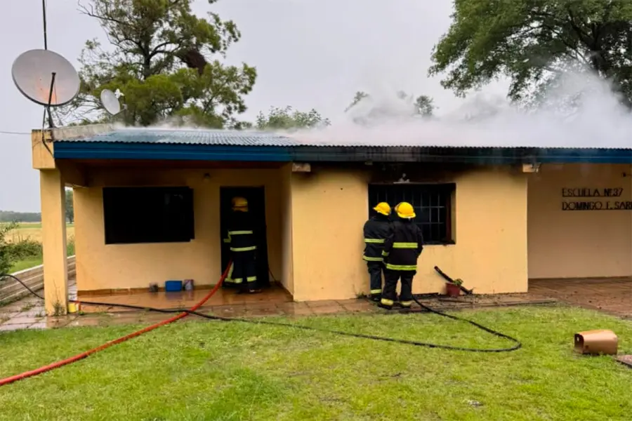 Incendio en escuela rural de Piedras Blancas: se quemaron el comedor y la biblioteca