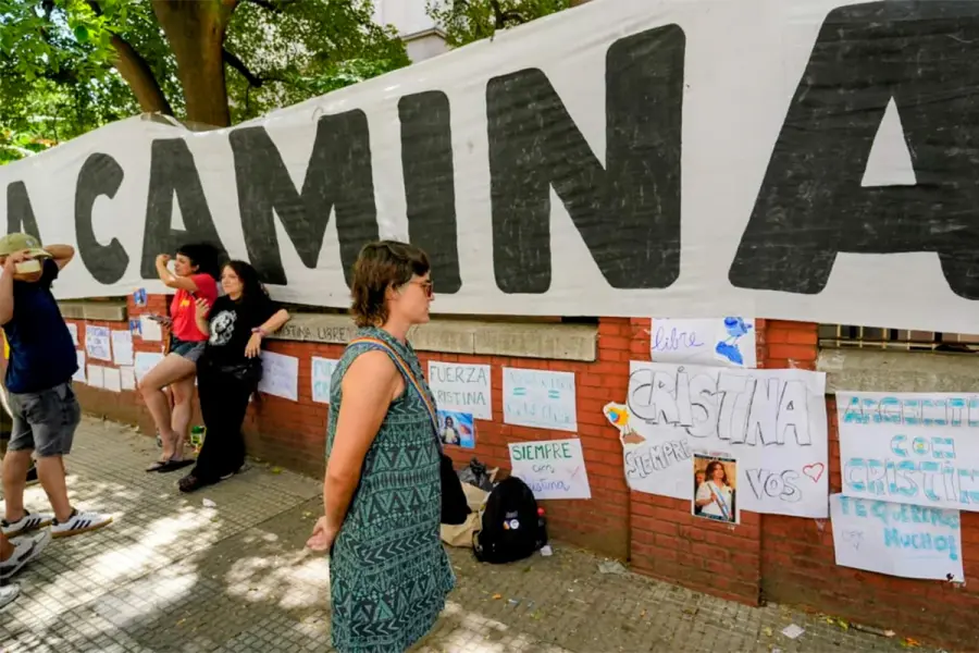 Seguidores de Cristina Fern&aacute;ndez realizan una vigilia frente a sanatorio donde permanece internada