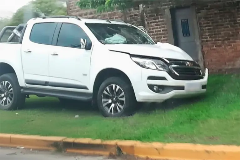 Joven alcoholizado chocó su camioneta contra una columna