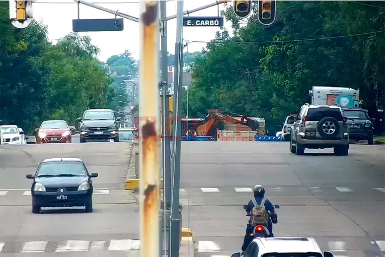 Rápida intervención para reparar un caño de impulsión en avenida Ramírez