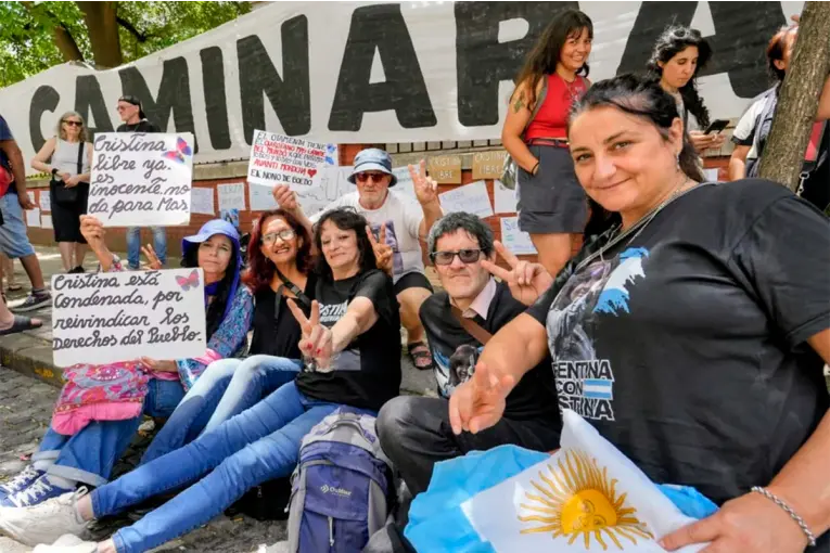 Seguidores de Cristina Fernández realizan una vigilia frente a sanatorio donde permanece internada