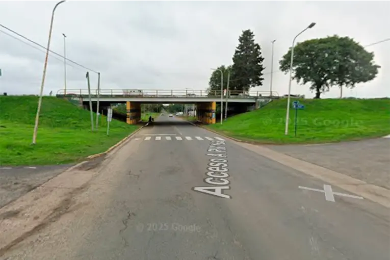 Se quedó dormido mientras manejaba y su auto quedó detenido en la calle: tenía 2,07 de alcohol en sangre